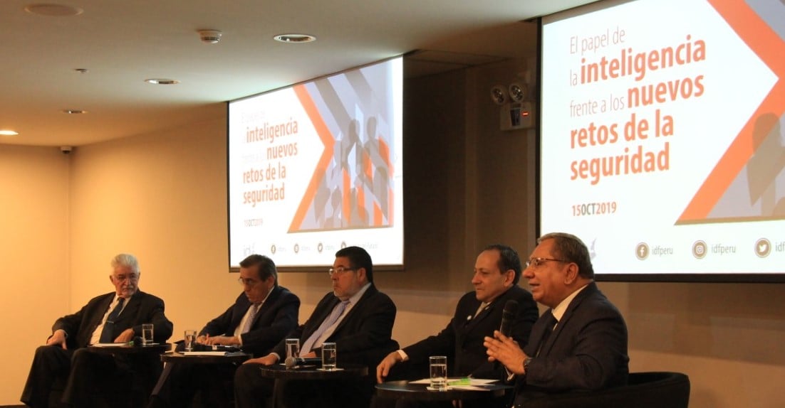 Presentación durante el foro de inteligencia y seguridad