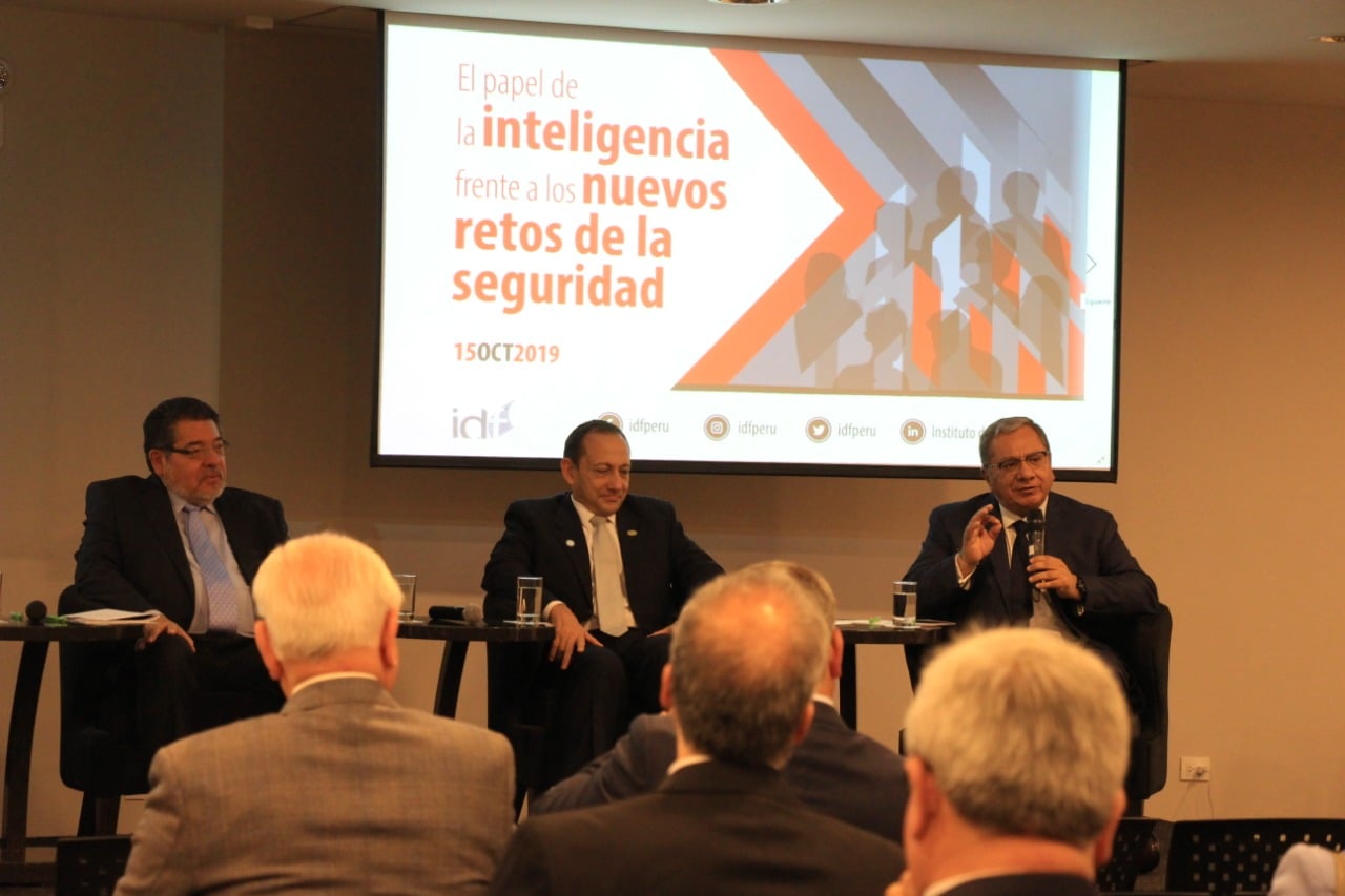 Panel o ponencia durante el foro de inteligencia y seguridad